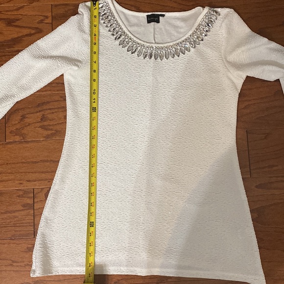 La Vanya white oversized tunic with sparkly rhinestones on neckline. Size medium - Picture 10 of 10